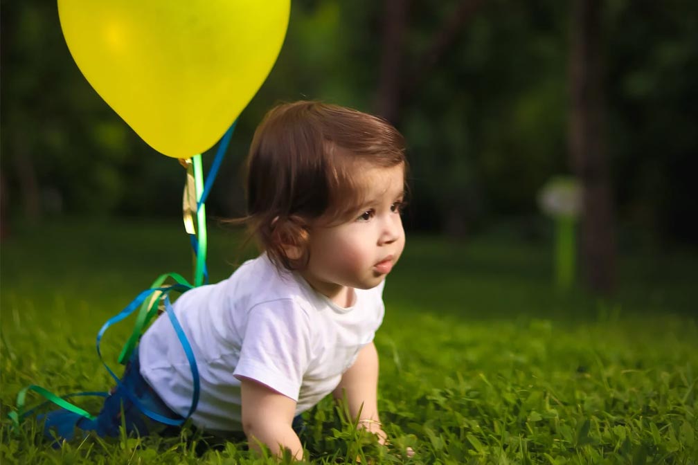 婴儿系着气球