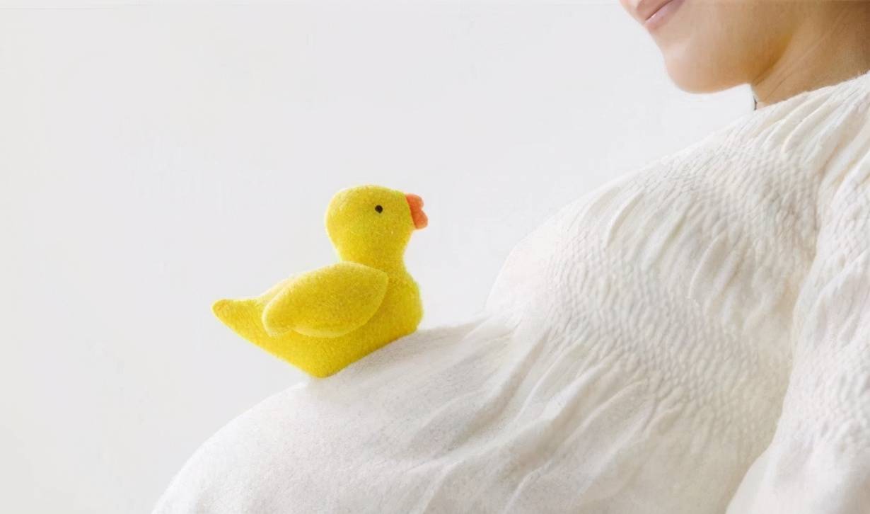 孕妇与玩具鸭